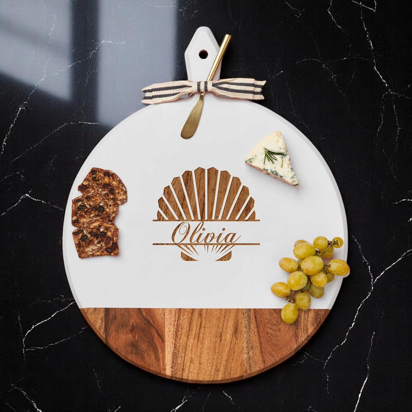 Seashell Personalized Round Charcuterie Board with Spreader